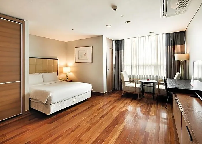 Ramada And Namdaemun Seul